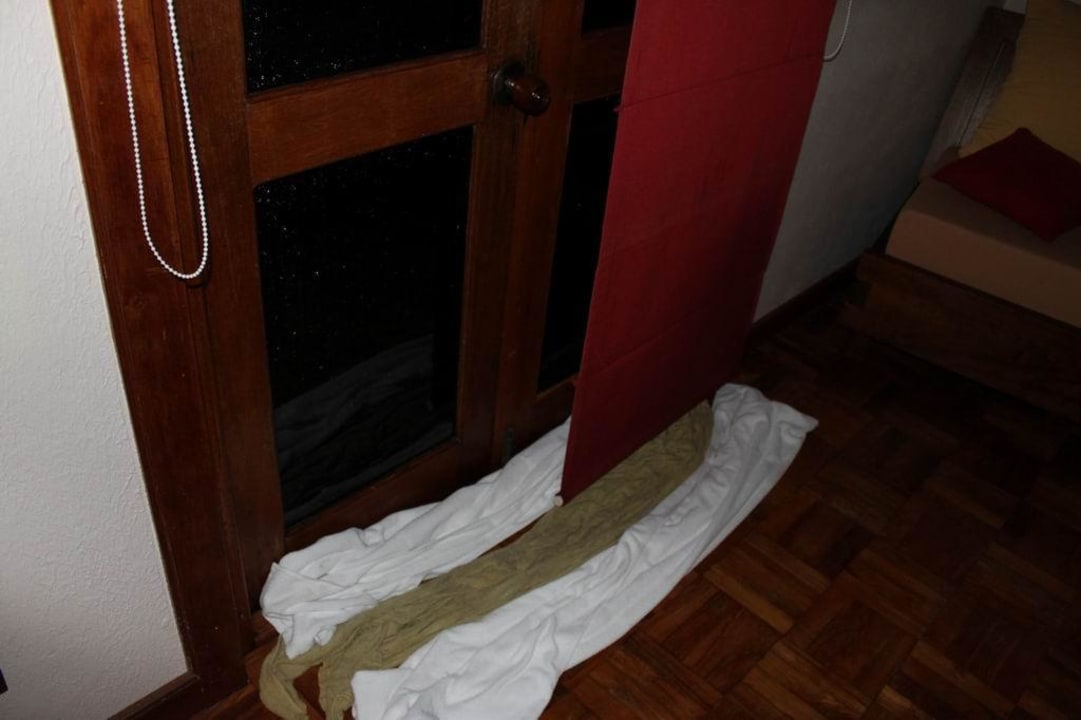 Regen kommt in das Zimmer NH Collection Maldives Reethi Resort