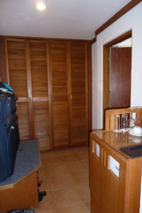 Gartenvilla 10 Schrank und Minibar Kuramathi Maldives