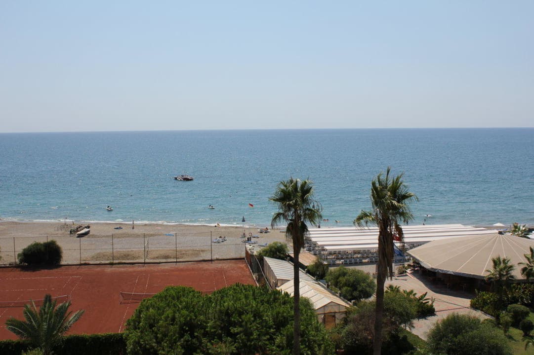 Hotelstrand und Tennisplatz Club Turtas Beach Hotel