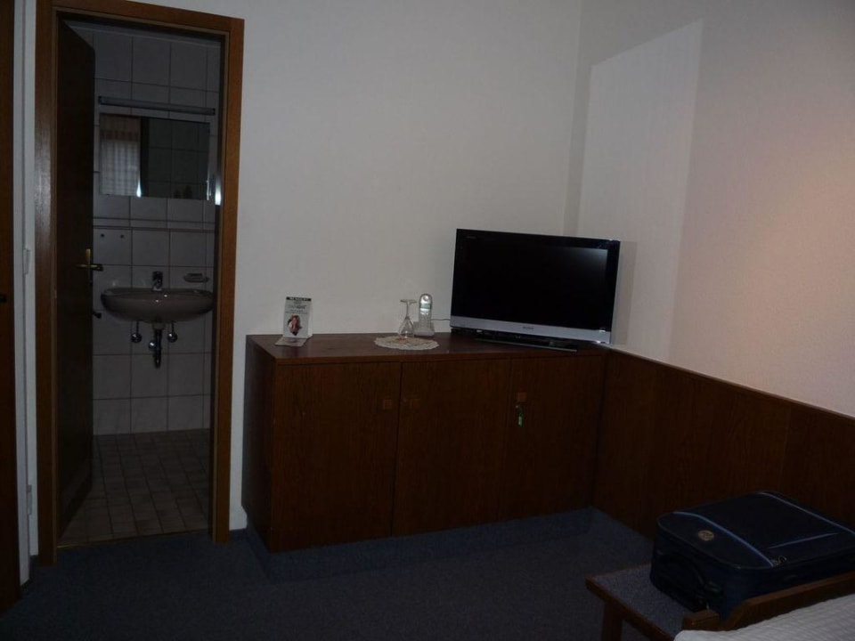 Schrank mit TV Hotel Adler