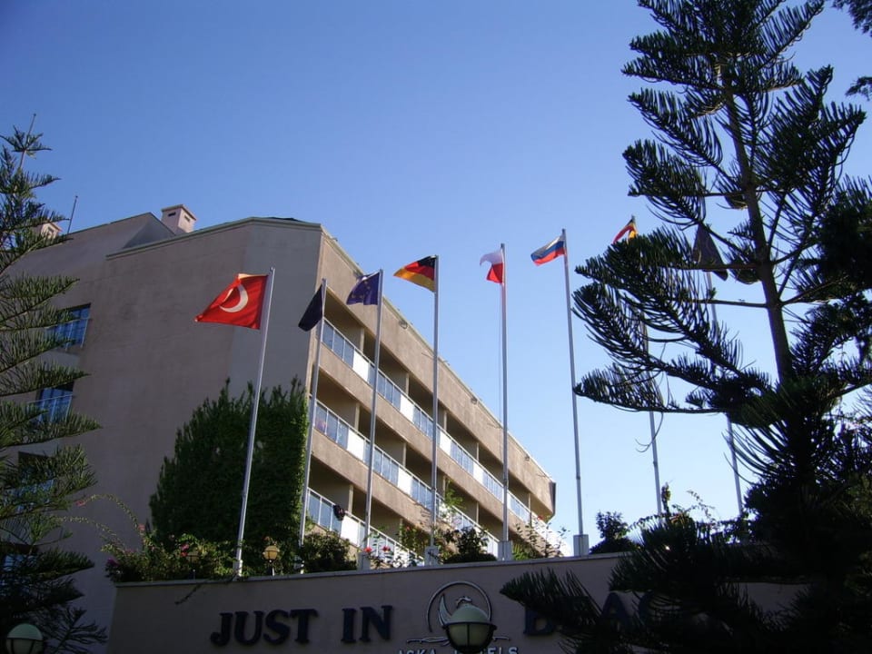 Vor dem Hotel mit Blick auf den A-Block Aska Hotel Just in Beach