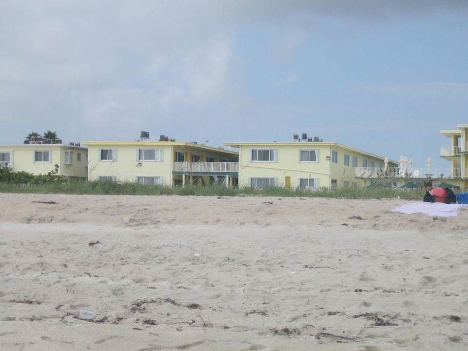 Hotelansicht vom Strand aus Hotel Oceanfront Resort