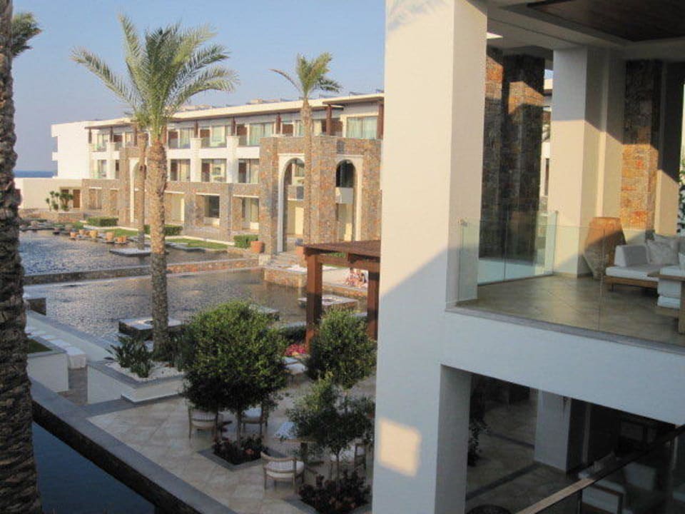 Ausblick von Lobby-Bereich über Hotelanlange Amirandes A Grecotel Resort To Live