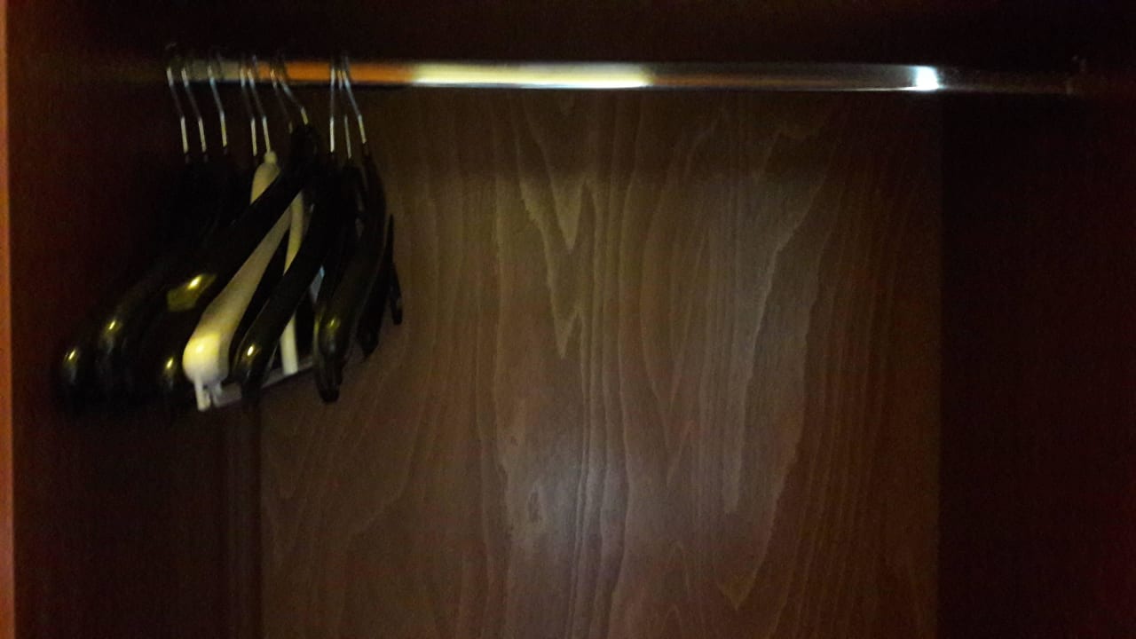 So viele Kleiderbügel hängen im Schrank Vitalhotel König am Park