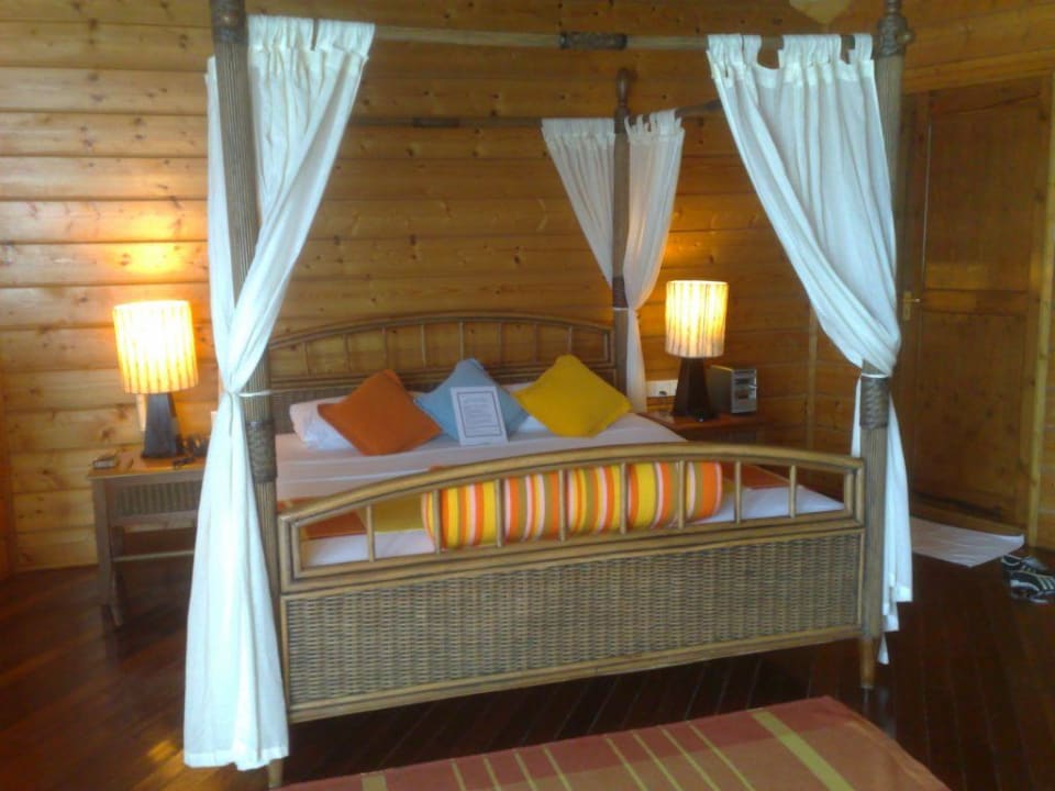 Intérieur 1 lit water villa Meeru Maldives Resort Island