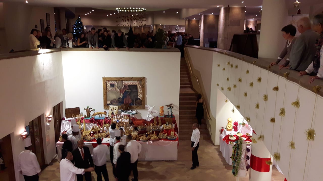 Blick auf das Silvesterbüffet - oben die Gäste Fort Arabesque Resort, Spa & Villas