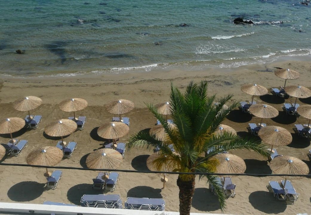 Strandliegen vor dem Hotel Hotel Corissia Princess