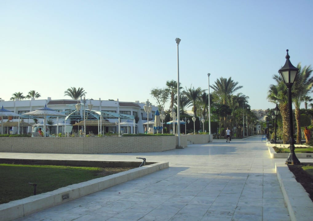 Links der Oasis-Pool , Blickrichtung Norden    The Grand Hotel Hurghada