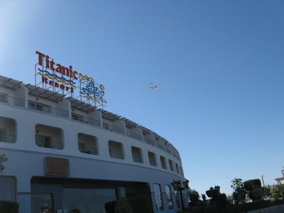 Haupteingang mit Flugzeug Titanic Resort & Aqua Park