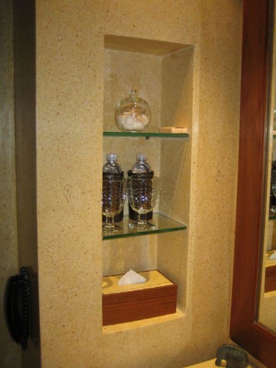 Ein Wandregal am Waschtisch Anantara Hua Hin Resort