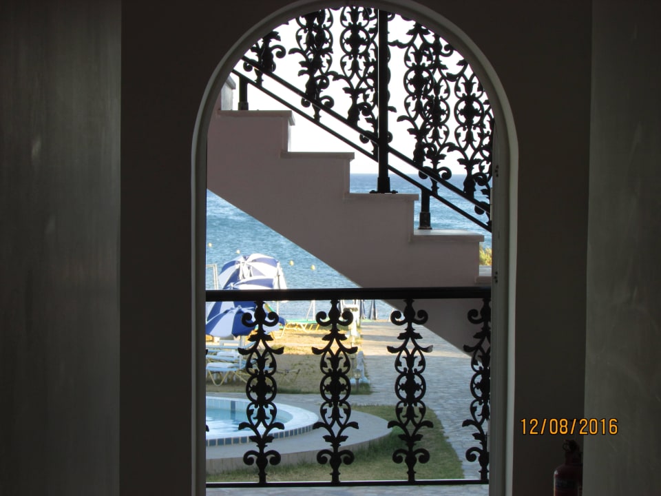 Gang Richtung Meer Hotel Astir Beach