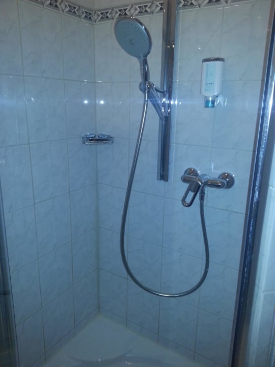 Top saubere Dusche mit grossem Duschkopf Best Western Plus Hotel Erb