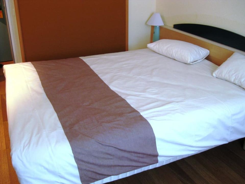 Großes bequemes Bett McDreams Hotel Stuttgart-City