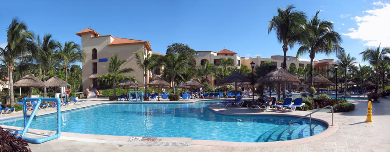 Einer der 5 Pools Sandos Playacar Beach Resort