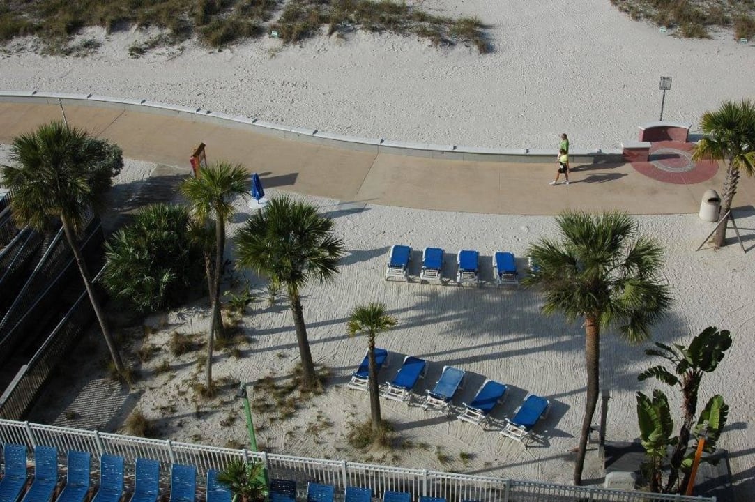 Widok z balkonu na hotelowe leżaki i deptak Hotel Bilmar Beach Resort