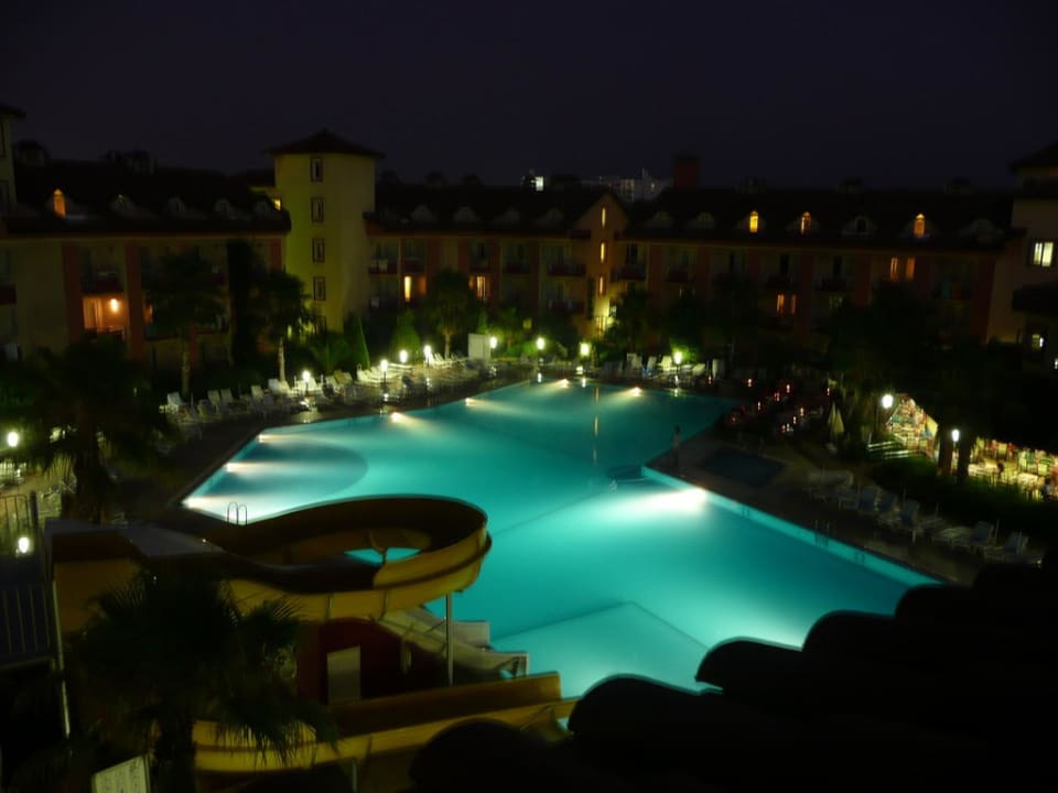 Nachtaufnahme der Poolanlage Hotel Orfeus Park