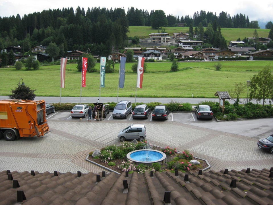 Ausblick vom Zimmer auf den Parkplatz/Straße Lisi Family Hotel Reith bei Kitzbühel