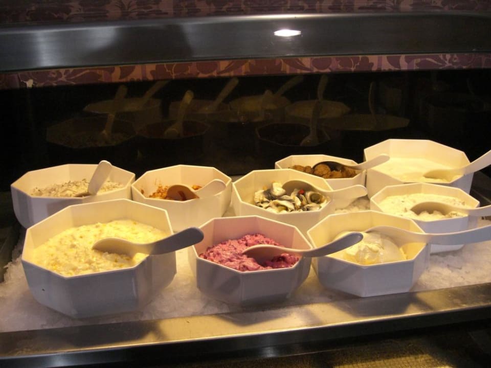 Frühstücksbuffet Salate Van der Valk Resort Linstow