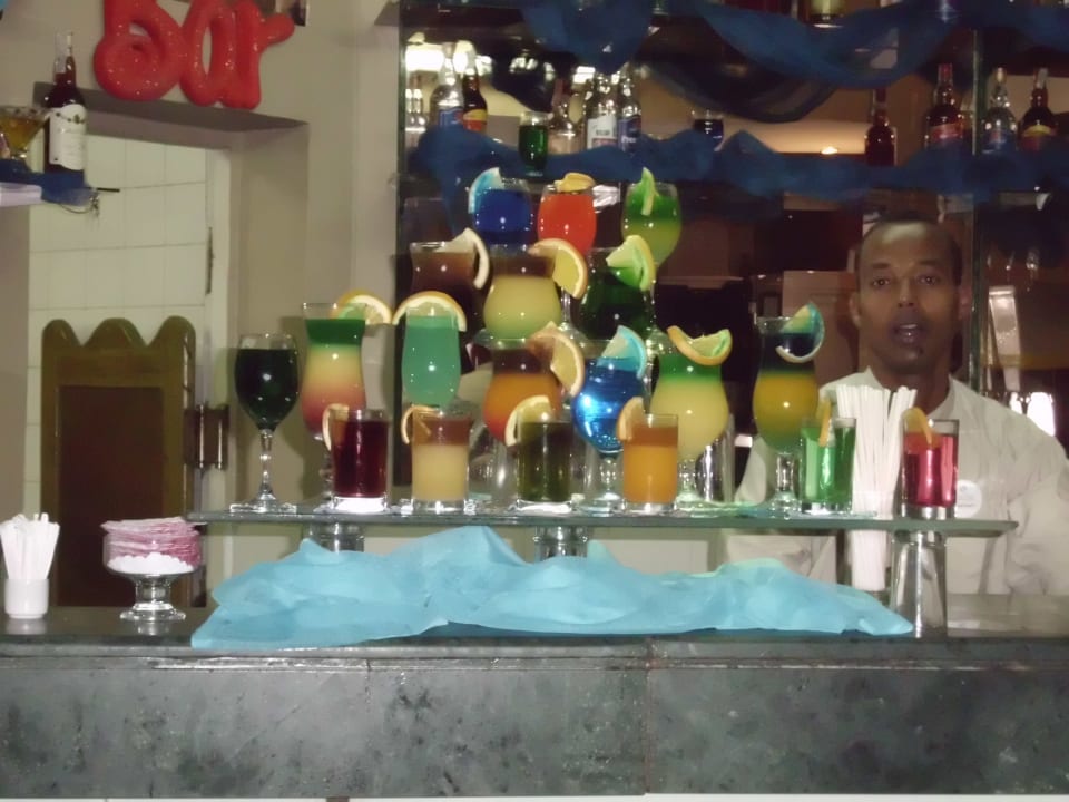 Diverse Cocktails an der Bar Sunny Days Palma De Mirette Resort & Spa