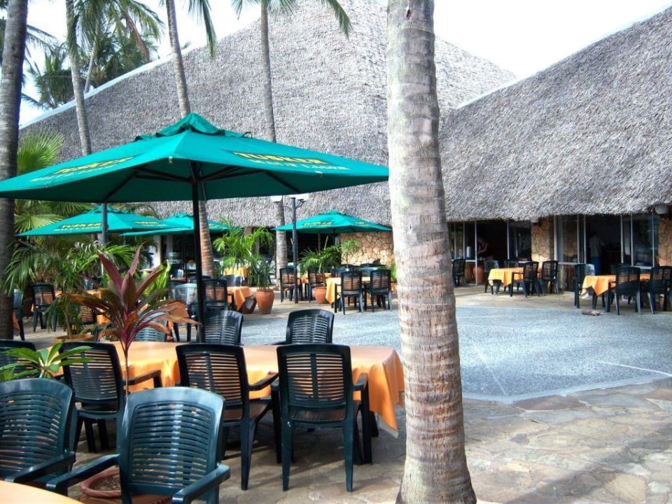 Teil der Außenanlage vor dem Haupthaus Bahari Beach Hotel
