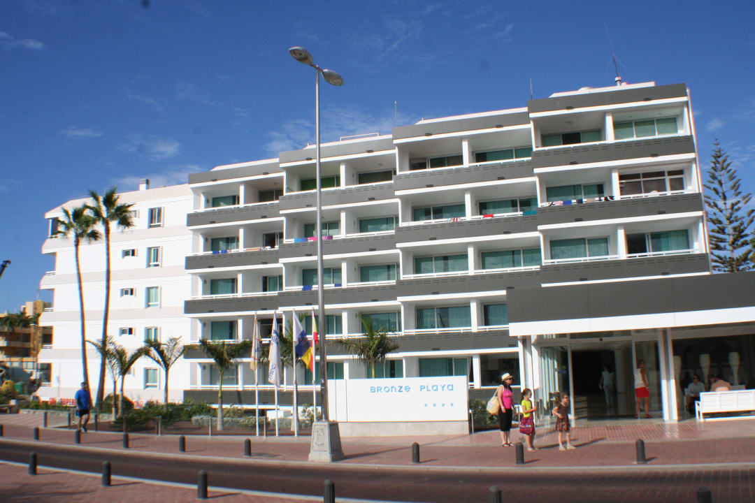 Die Außenansicht des Hotels bei schönstem Himmel.  alltoura Club Hotel Akeah Broncemar