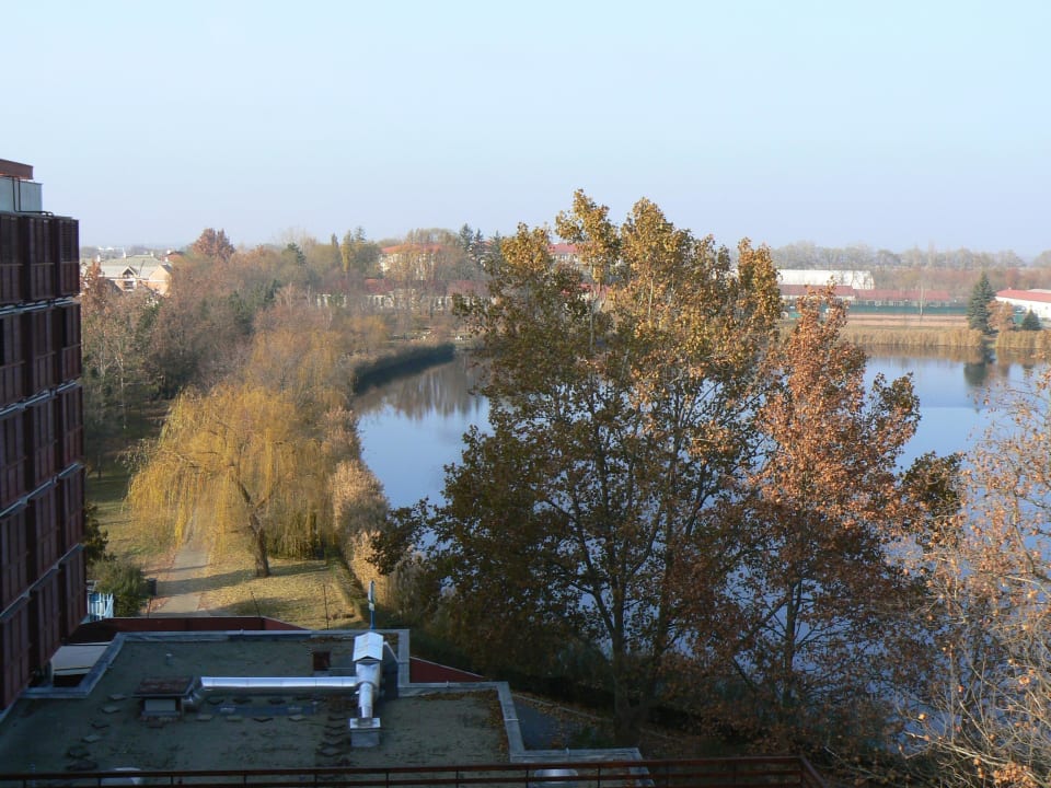 Blick vom Hotel auf die Thermal-Freibadanlage Hotel Délibáb