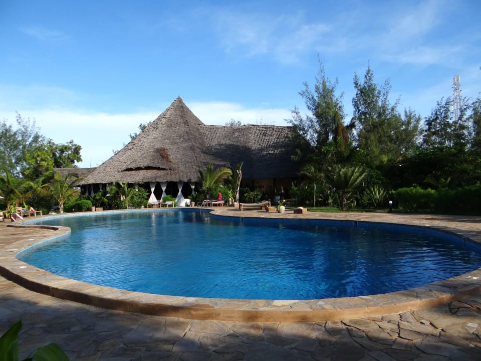 Der riesige Pool lädt zum Bad ein Spice Island Hotel & Resort