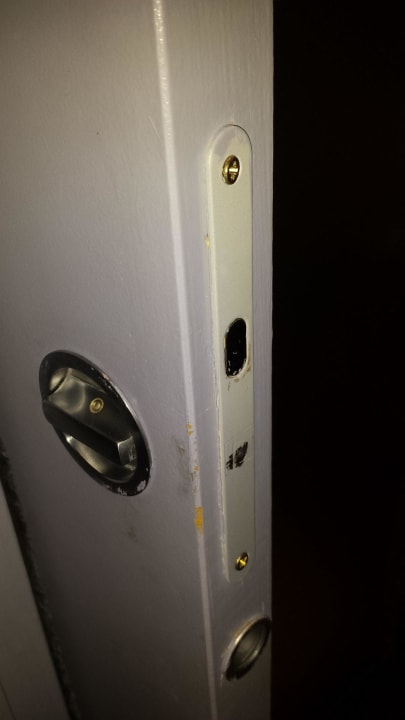 Die Tür hatte auch schon bessere Tage (WC) Hotel Lumieres