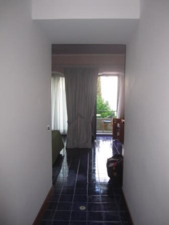 Blick vom Zimmereingang in Richtung Balkon Hotel Graal