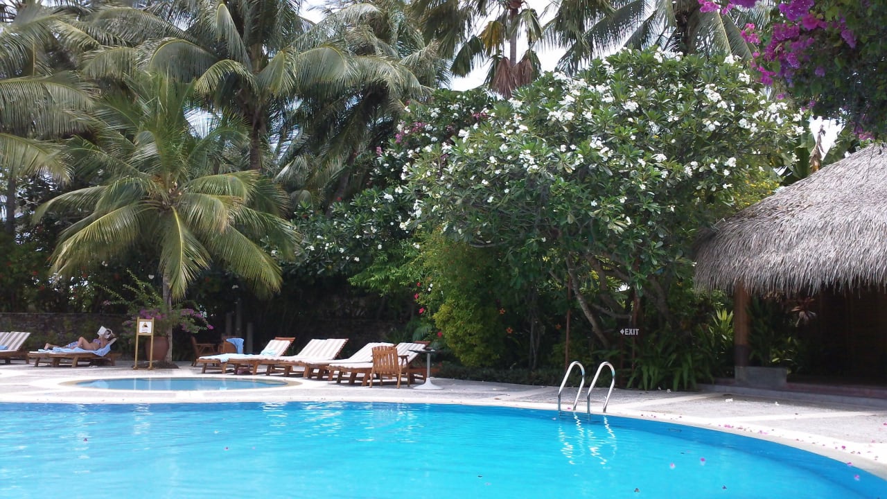 Schöner Pool Kuramathi Maldives