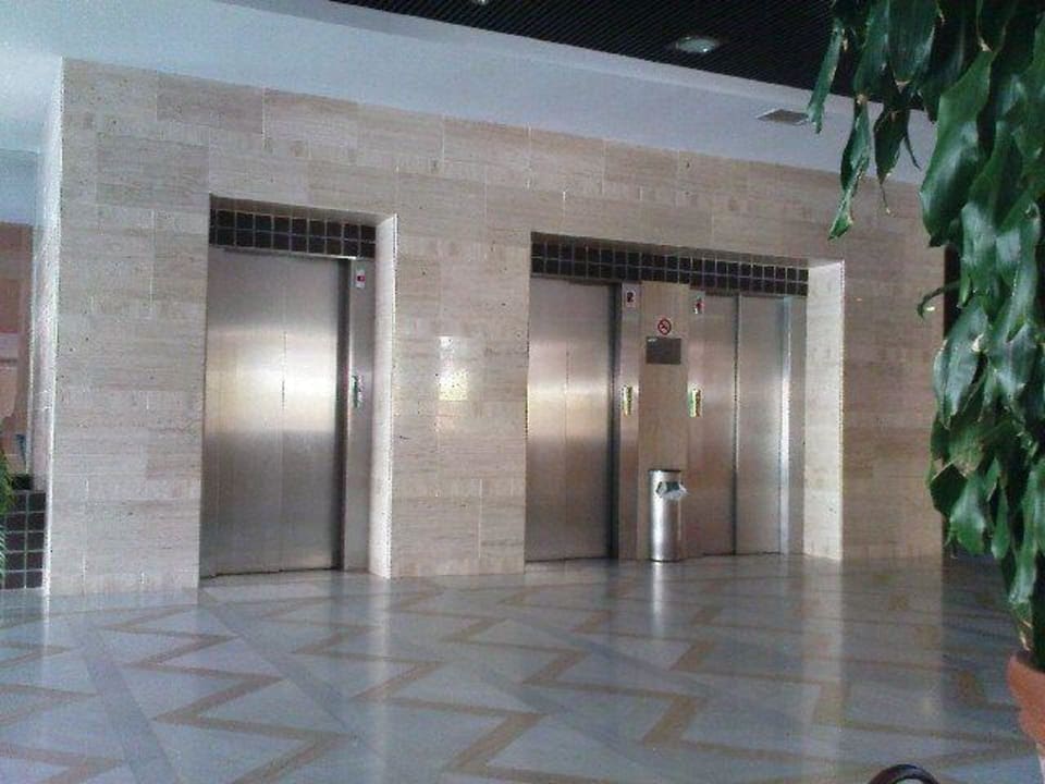 Liftanlage mit Spiegeln, integrierter Musik Aparthotel Arena Center