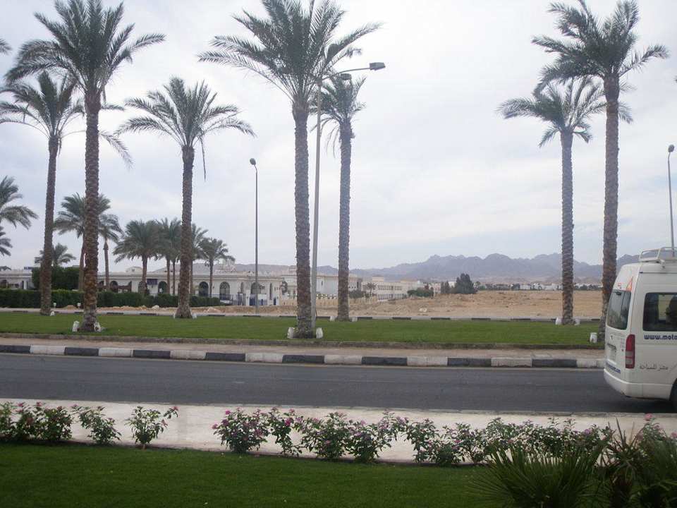 Vor dem Hotel The Grand Hotel Sharm El Sheikh