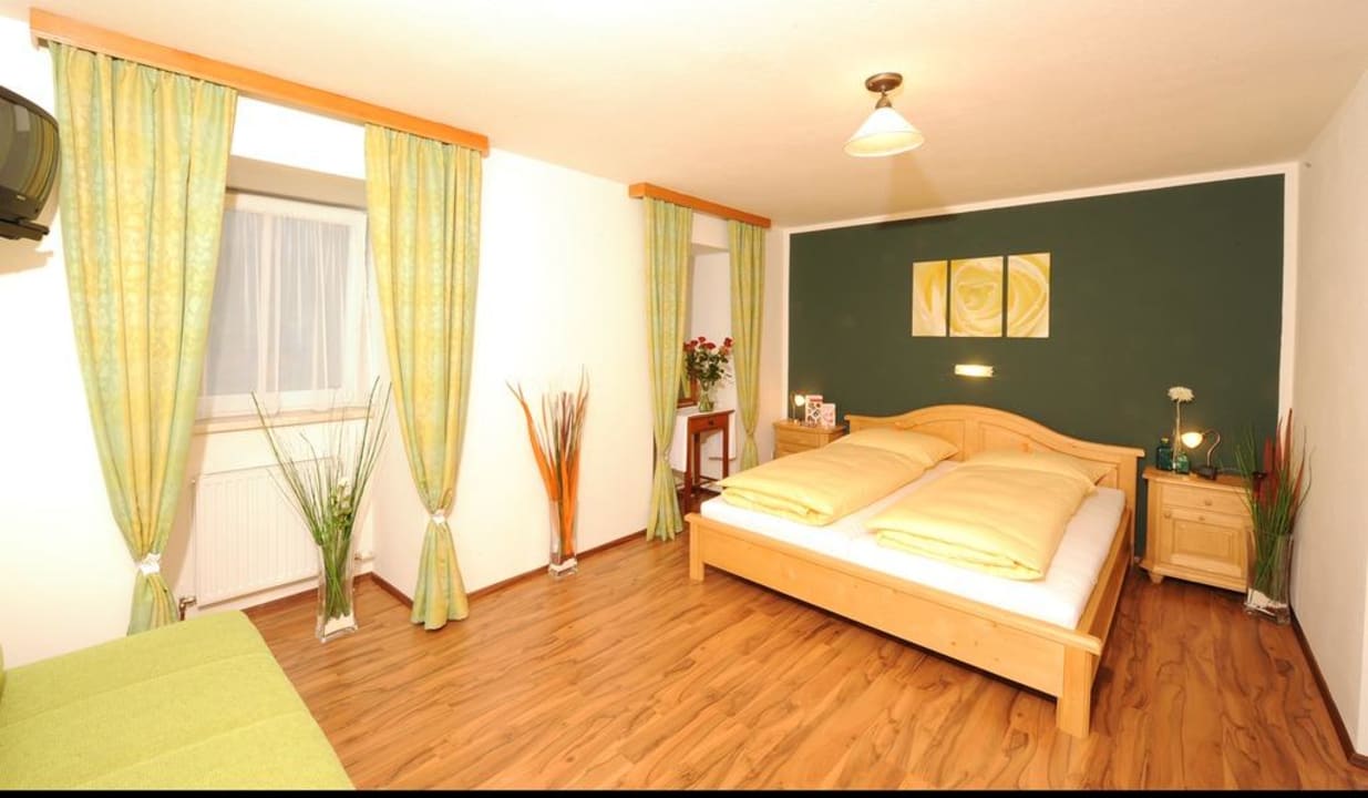 Doppelzimmer mit gemütlicher Couch Hotel Kirchenwirt Aigen