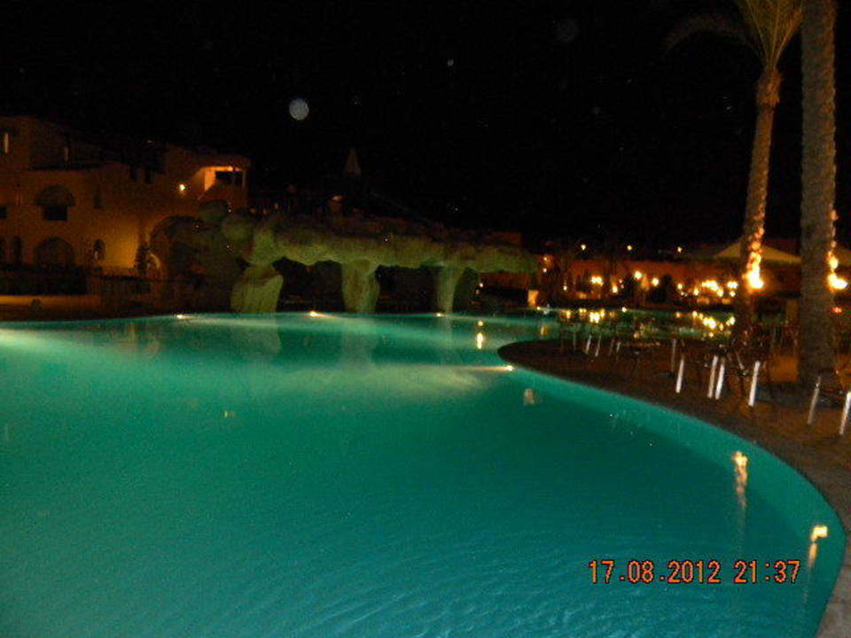 Basen po zmroku Stella Garden Resort & Spa, Makadi Bay