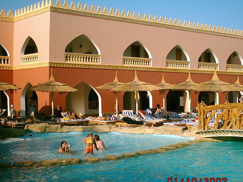 Eine Poolanlage von 7 Pickalbatros Alf Leila Wa Leila Resort - Neverland Hurghada