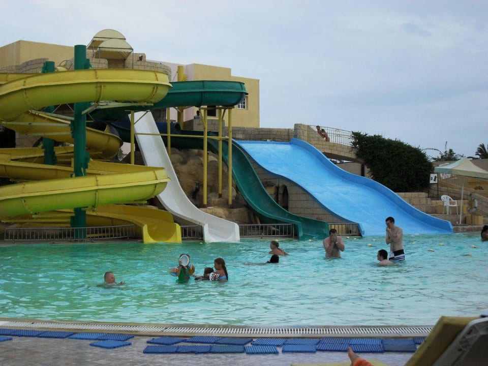 Piscines avec toboggans, beach volley, gym tonic, jeux Houda Golf & Beach Club