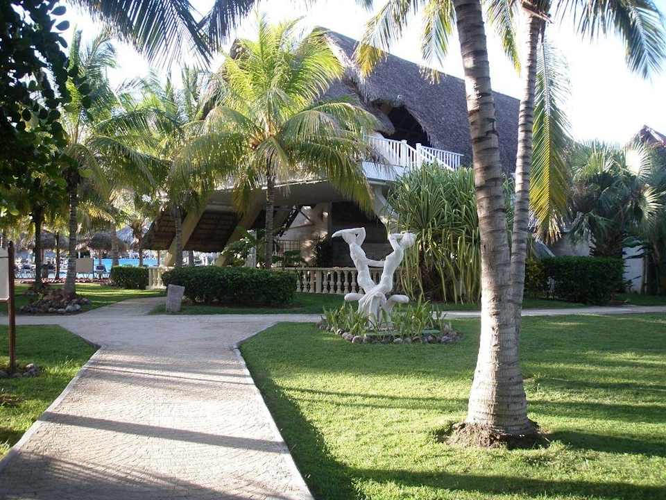 Gartenanlage mit Blick zur Poolbar Melia Las Antillas - Adults only