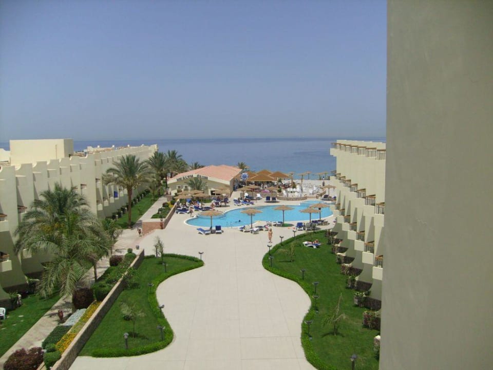 Ausblick auf den kleinen Pool und das Meer Palm Beach Resort