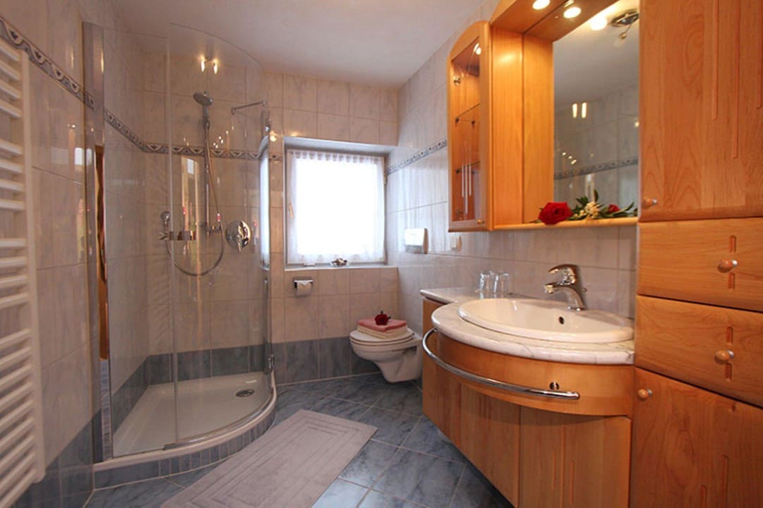 Badezimmer mit Dusche und WC  Haus Gertraud
