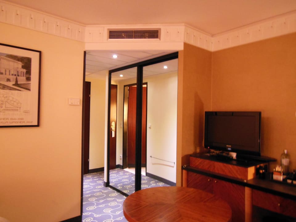 Eingang mit Kleiderschrank Hotel Am Konzerthaus - MGallery