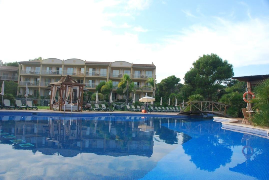 Hotelanlage am Tag VIVA Cala Mesquida Suites & Spa 16+