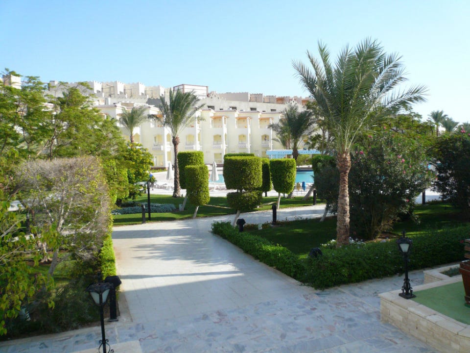 Gartenanlage und Sicht auf die Zimmer The Grand Hotel Hurghada