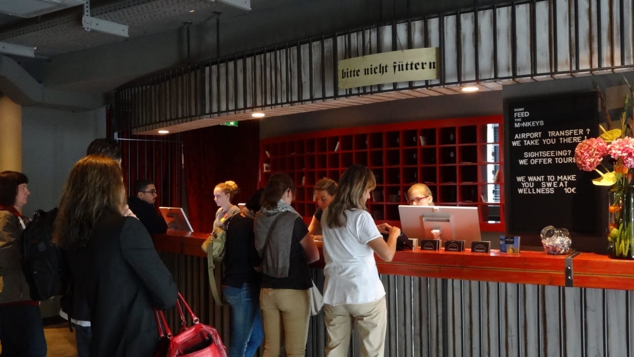 Rezeption 25hours Hotel Wien beim MuseumsQuartier