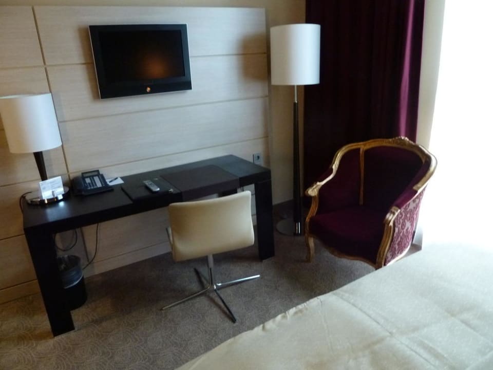 Schreibtisch und niedriger Sessel Lindner Hotel Vienna Am Belvedere, part of JdV by Hyatt
