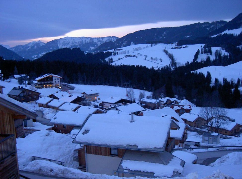 Ausblick vom Balkon am Abend Alpendorf Dachstein West by ALPS RESORTS