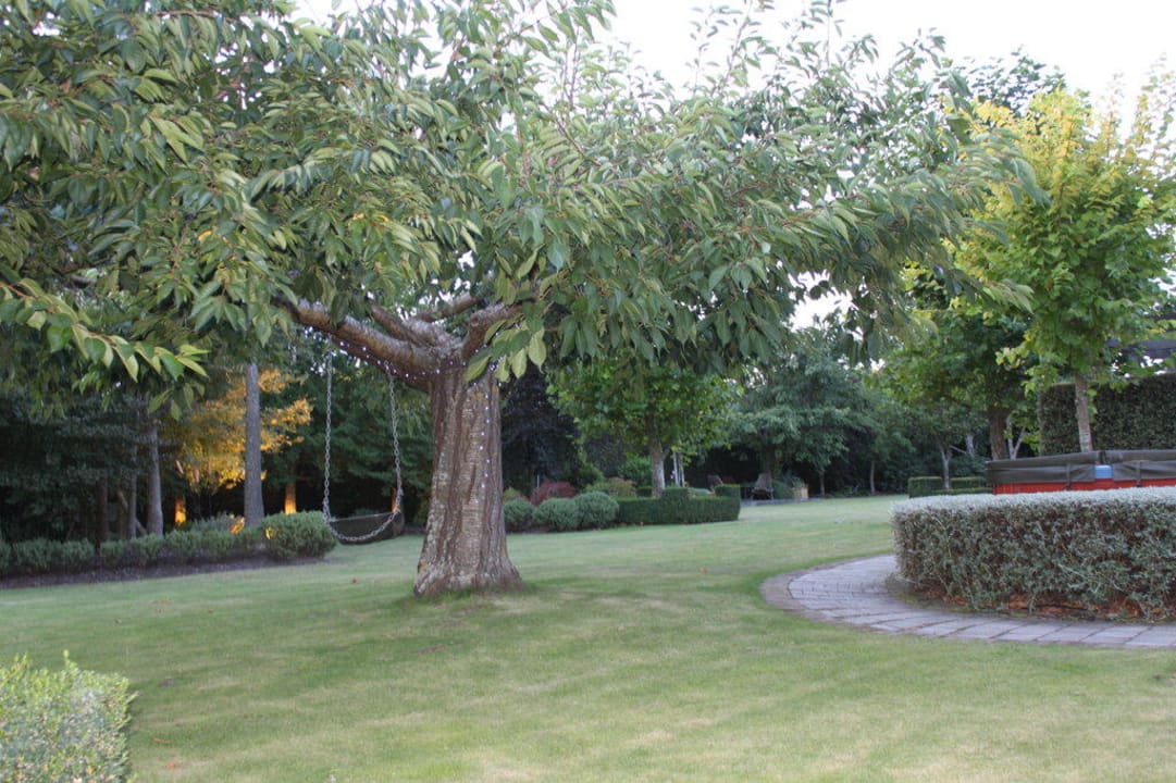 Weitläufige Gartenanlage Beluga Lodge
