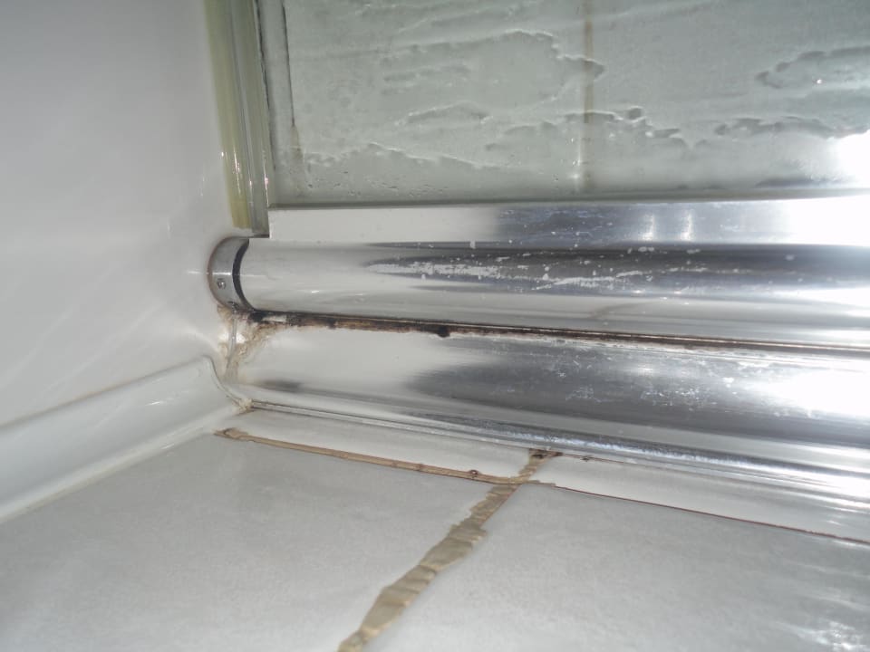 Blick auf die Halterung der Duschtrennwand Hotel Aurora Plava Laguna