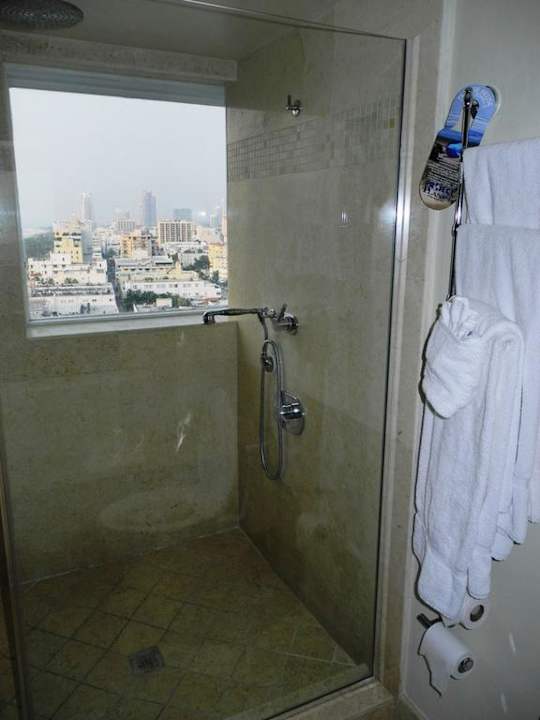 Dusche mit Blick auf Stadt und Strand Royal Palm South Beach Miami, a Tribute Portfolio Resort