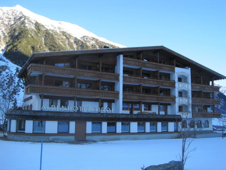 Rückansicht - Südseite mit Balkon Alpenhotel Tirol