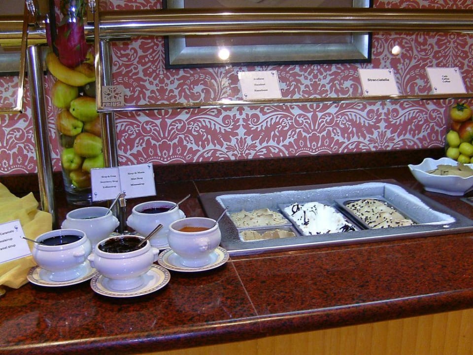 Eis mit verschiedenen Sossen Grupotel Playa de Palma Suites & Spa